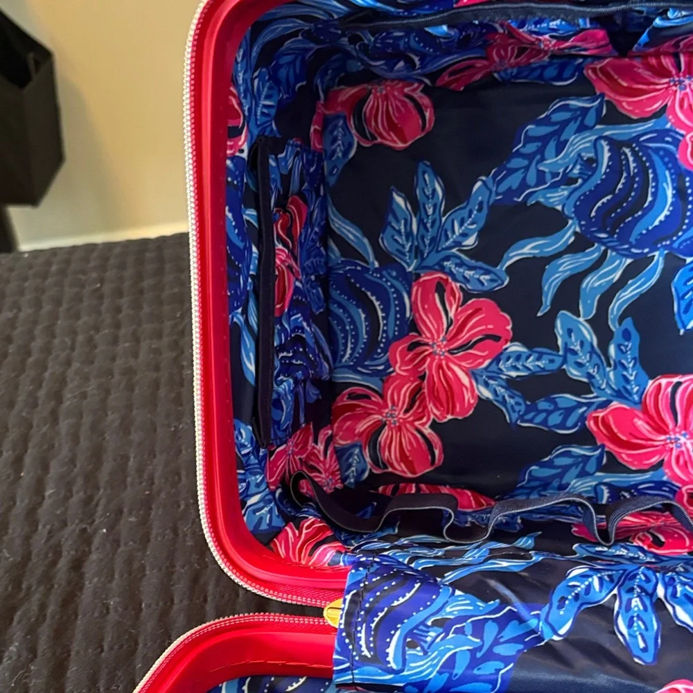 Lilly Pulitzer , in mint condition, newer used - Picture 11 of 11